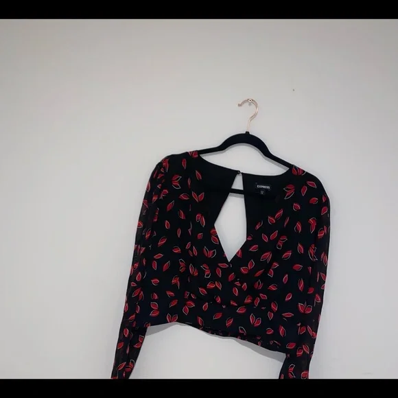Express printed red and black blouse. - Picture 5 of 12